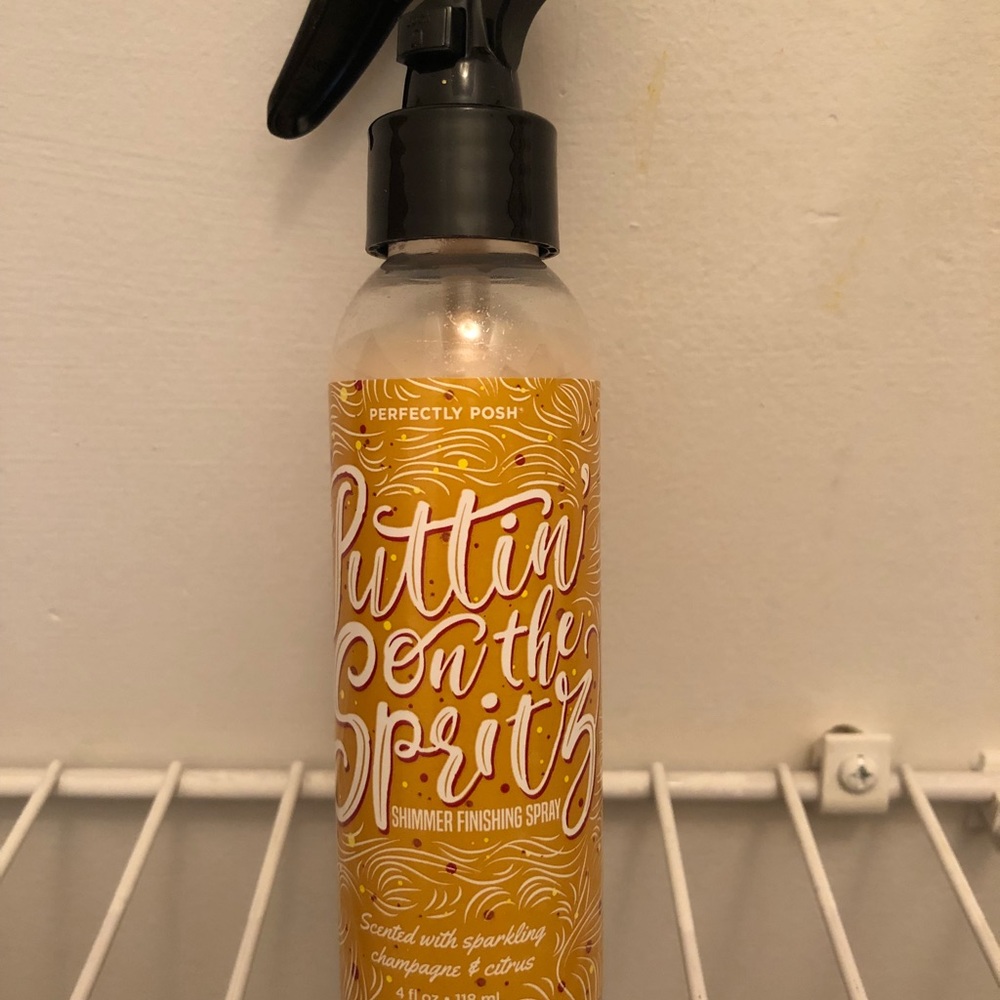 Putting on the Spritz shimmer finishing spray